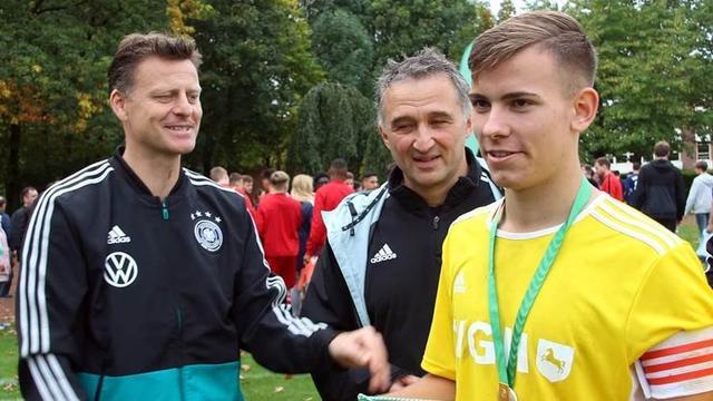 区足球的 区足球的